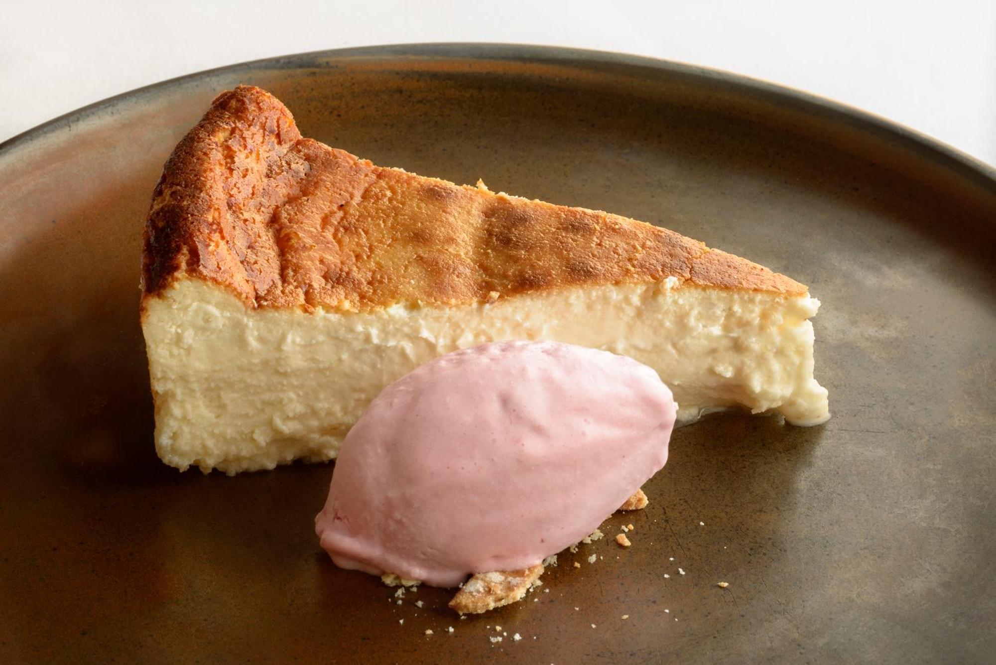 Hotel & Spa Monasterio De Boltaña Dış mekan fotoğraf A slice of cheesecake with a scoop of sorbet